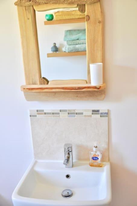 Stunning Annexe 1 Luxury Bedroom, Eating Area & Bathroom Only! Truro Ngoại thất bức ảnh